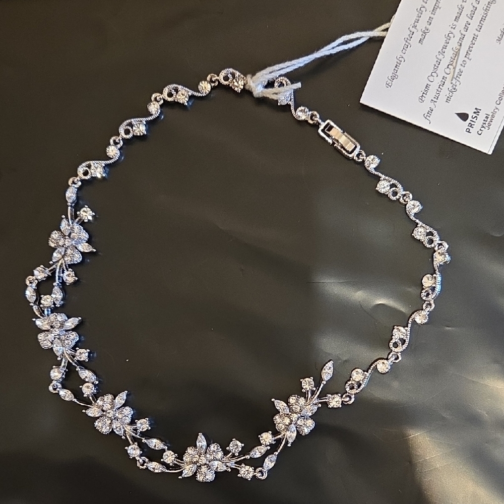 Elegant Silver Floral Necklace